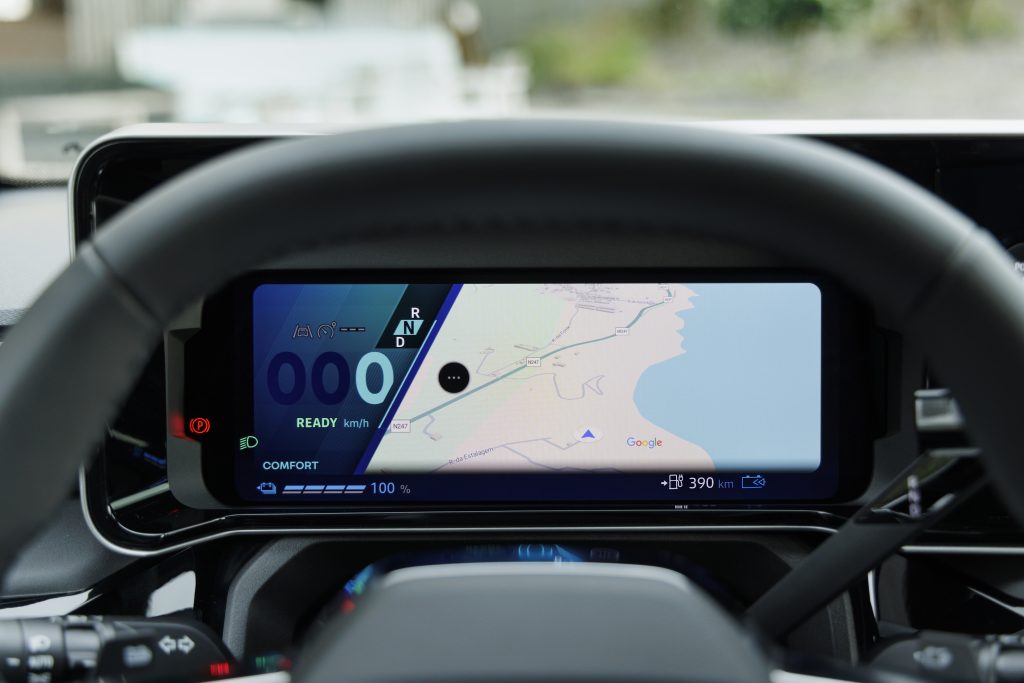 The Renault 4 features a number of high-definition screens