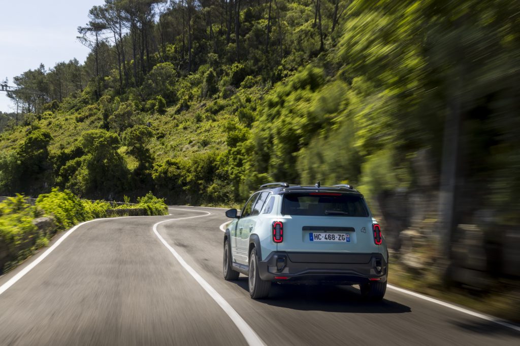 The new Renault 4 corners easily