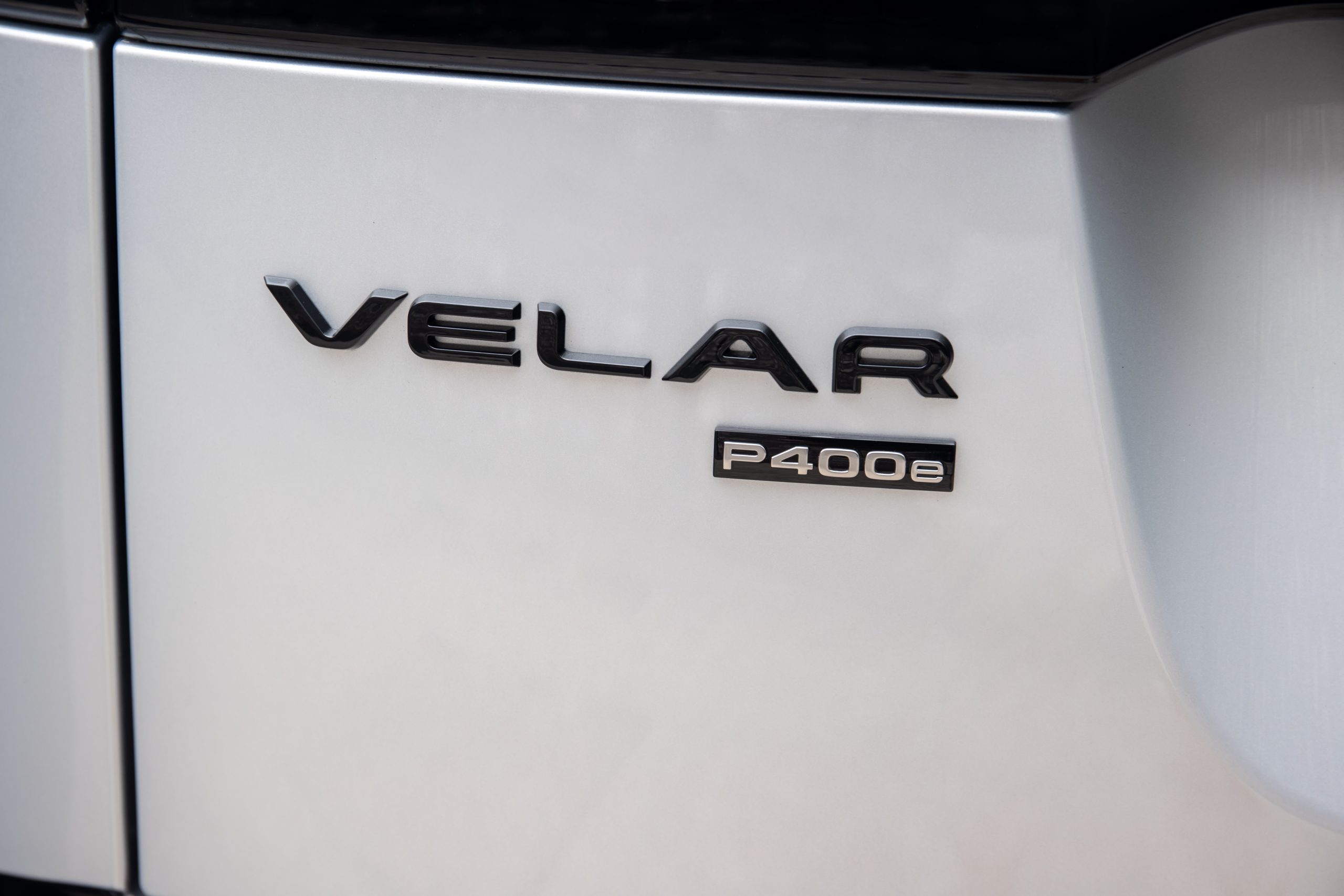 2.RR_Velar_21MY_Detail_Badge_230920