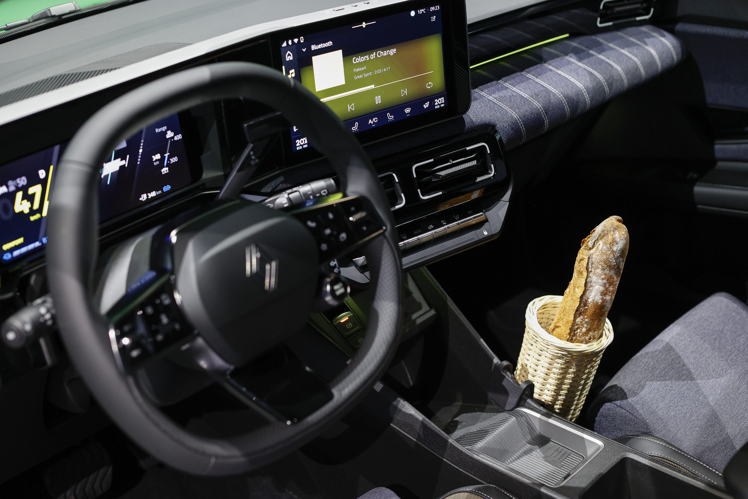 Wicker baguette holder fitted beside the centre console in a Renault 5 E-Tech